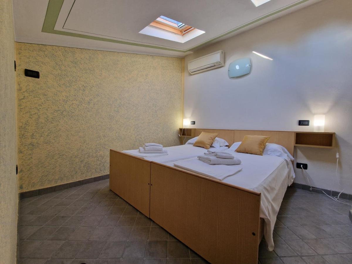 Casa Vittoria Sirmione Punta Gro Con Piscina Apartment ภายนอก รูปภาพ