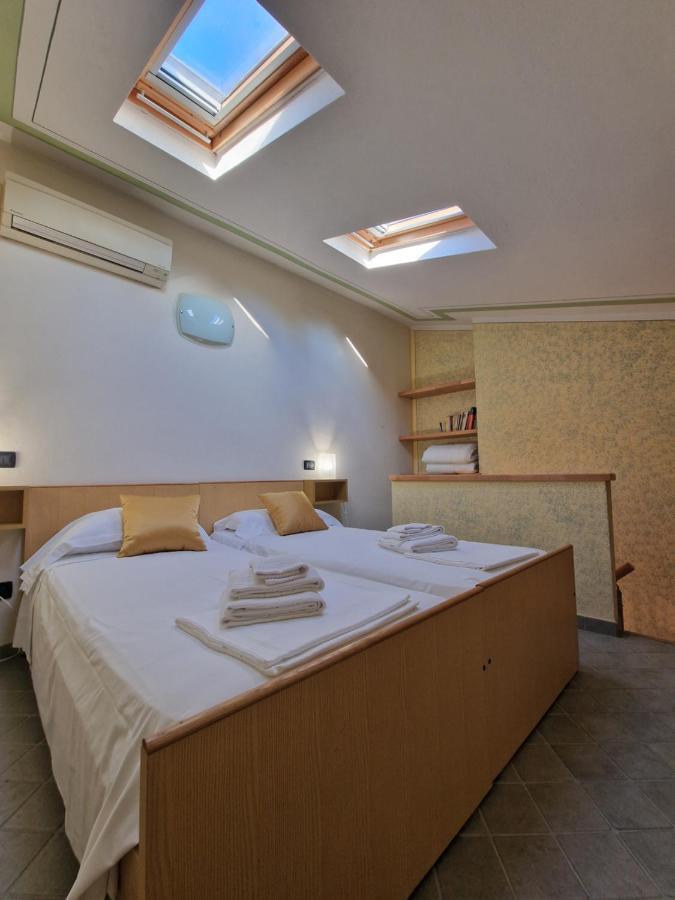 Casa Vittoria Sirmione Punta Gro Con Piscina Apartment ภายนอก รูปภาพ